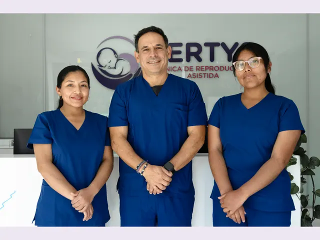 Tres integrantes con uniforme azul frente al logotipo de FERTYS
