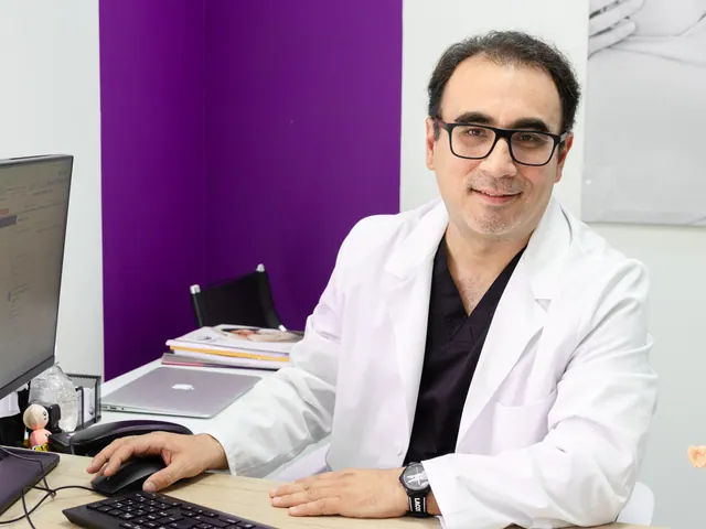 Profesional con bata blanca junto a la computadora de su consultorio