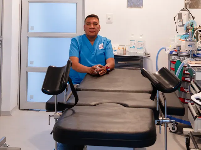 Integrante del equipo en una sala con camilla y dispositivos de atención